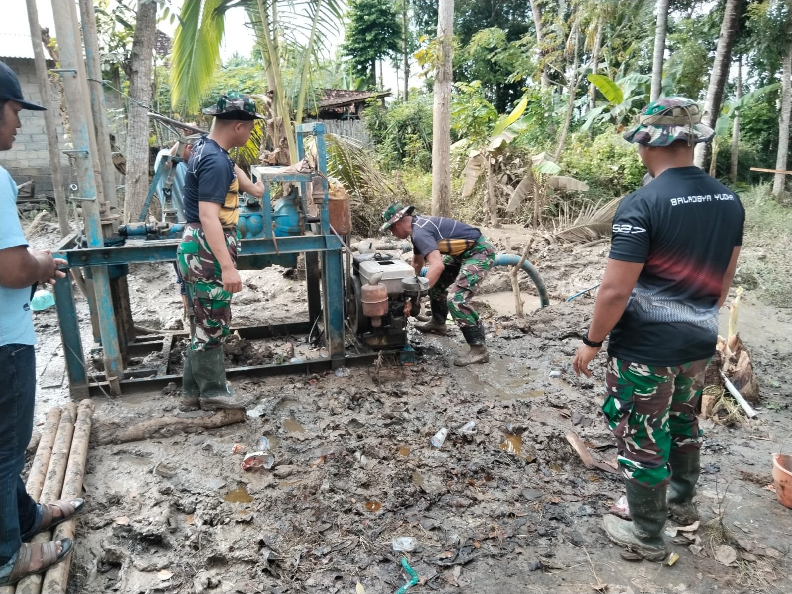 Air Sumur Bor Mulai Mengalir, TMMD ke-125 Kodim 0825/Banyuwangi Lanjutkan Pembangunan Penampungan dan MCK