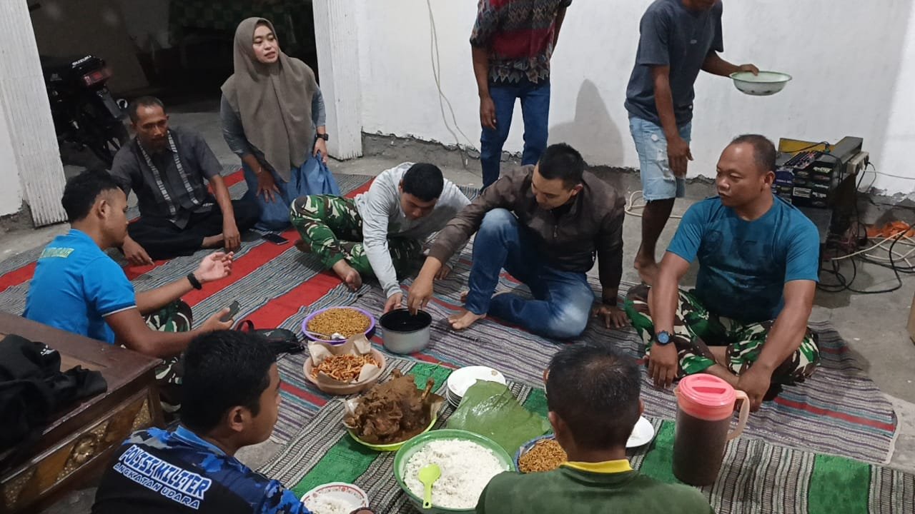 Ampelgading – Meski hujan lebat mengguyur sejak sore hingga malam, warga Krajan 1 A, Desa Lebakharjo tetap menggelar syukuran sederhana sebagai ungkapan rasa syukur atas selesainya pekerjaan rabat beton jalan usaha tani