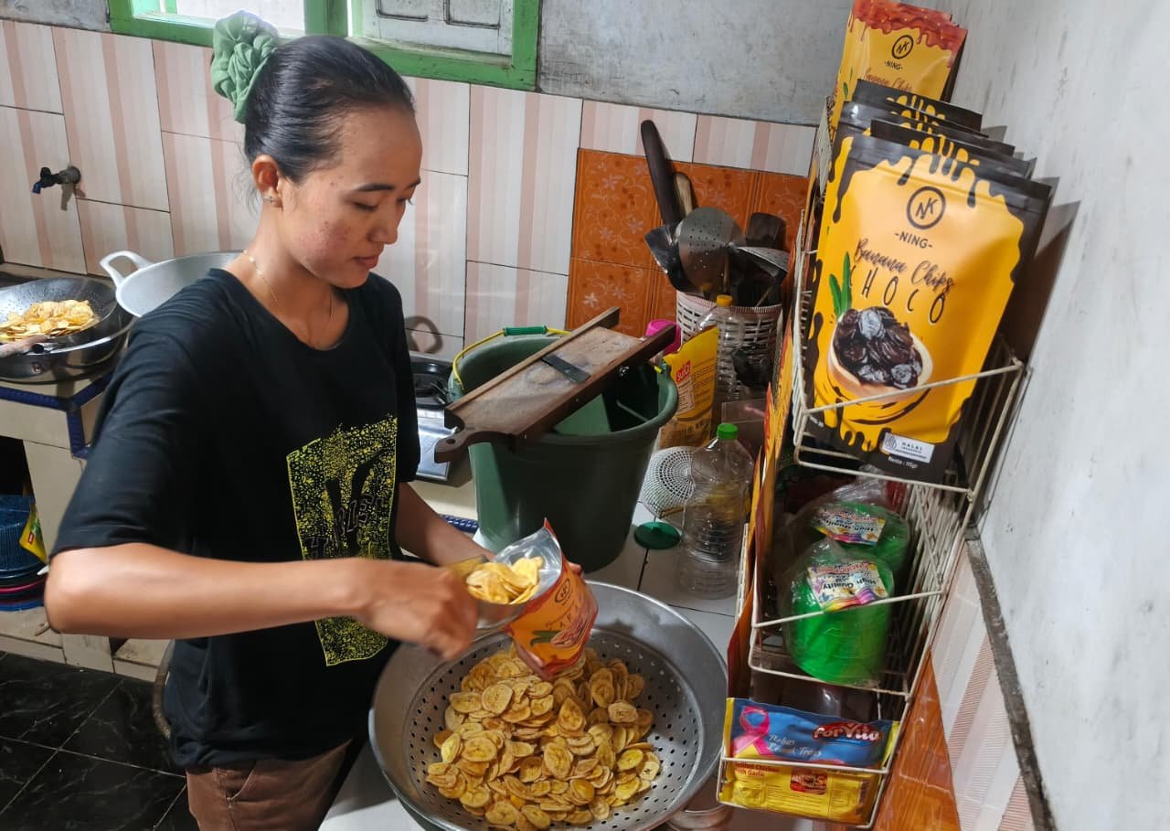 ‎Ampelgading – Di sudut Dusun Krajan 1 A, RT 03/RW 02, Desa Lebakharjo, tersimpan sebuah cerita sederhana namun penuh semangat. Adanya TMMD 126 Lebakharjo, usaha milik Pasutri (pasangan suami istri) ini laris manis. (11/2025).