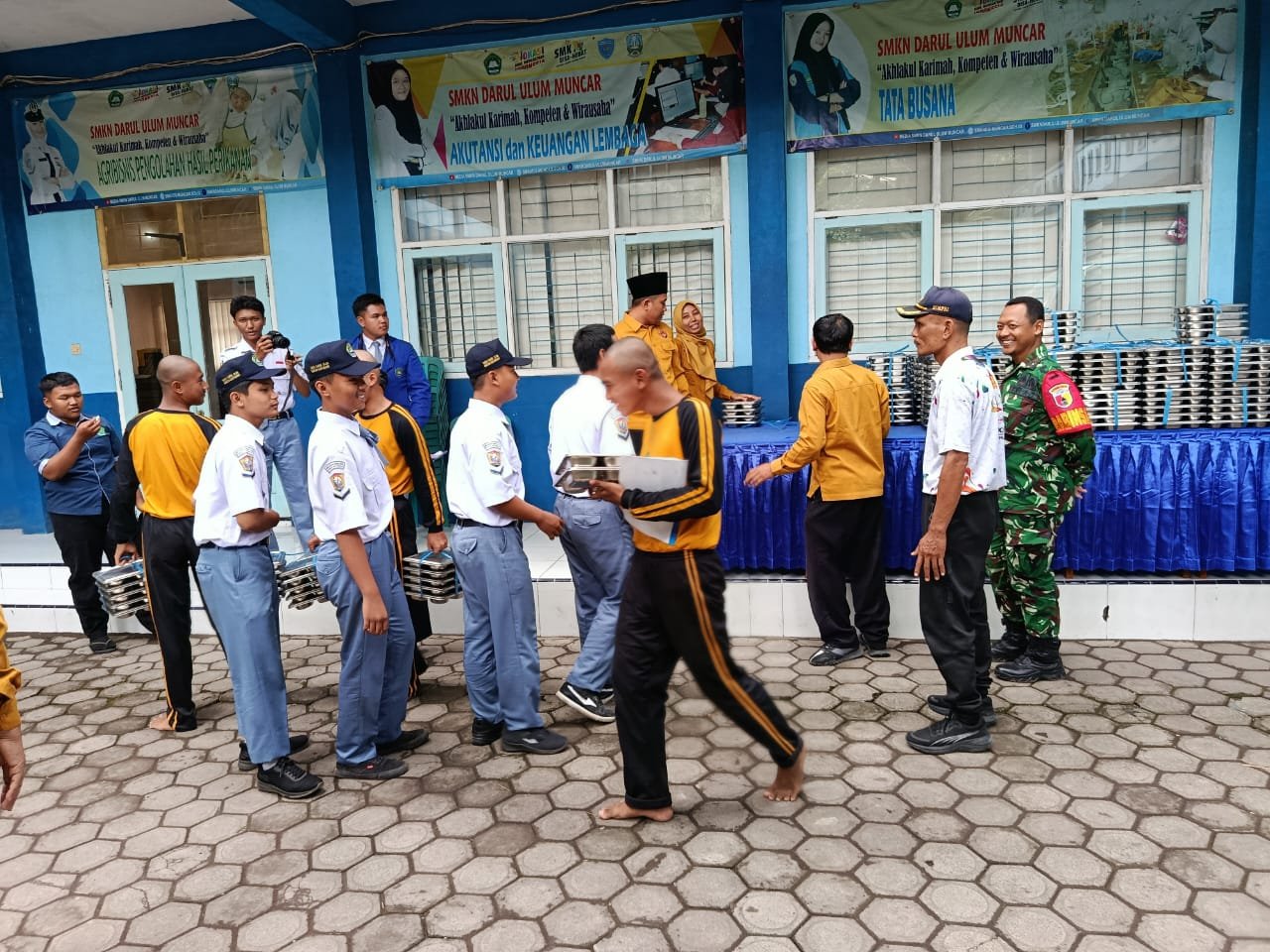 Babinsa Monitoring Pendampingan Pendistribusian Program Makan Bergizi Gratis di Desa Wringin Putih