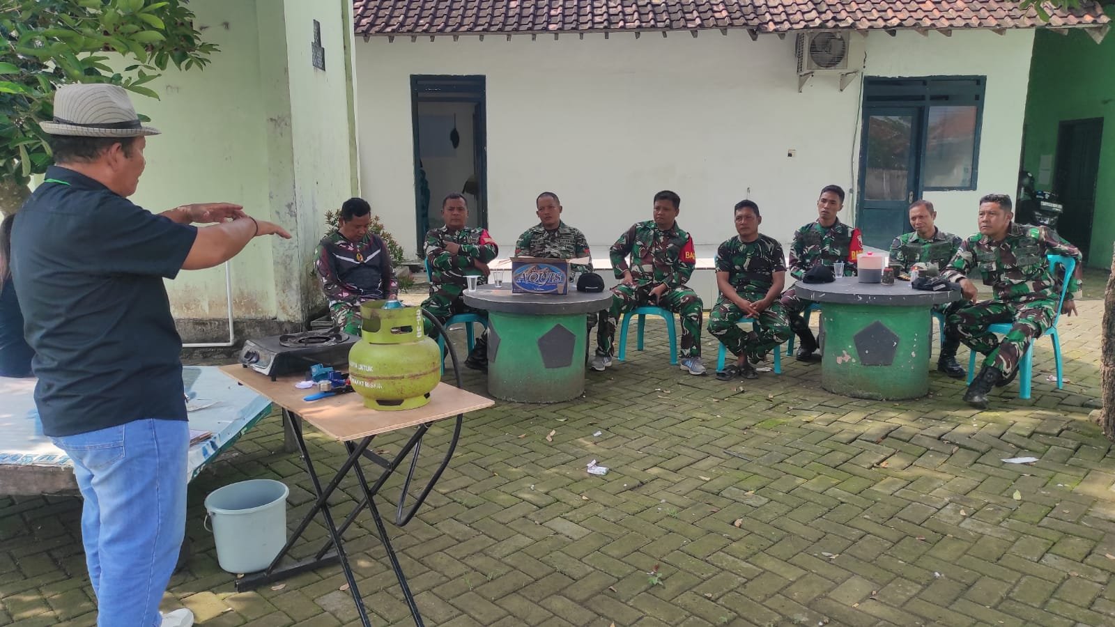 Demo Penggunaan Regulator Gas Di Koramil 0825-17 Muncar, Babinsa Dibekali Pengetahuan Keselamatan LPG