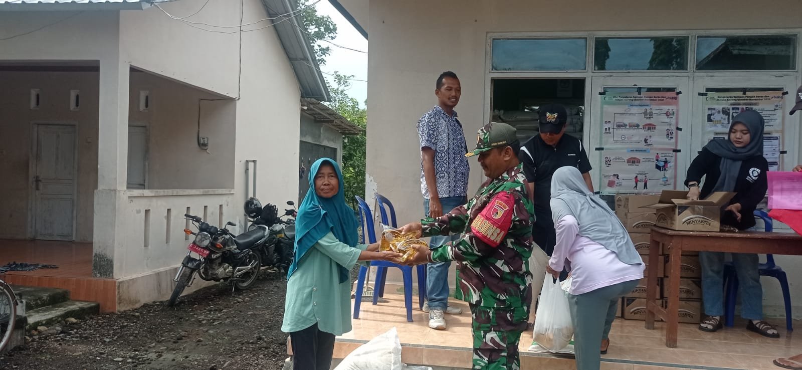 Sinergitas TNI Polri Dampingi Pembagian Bantuan Pangan di Desa Kedungringin Tepat Sasaran