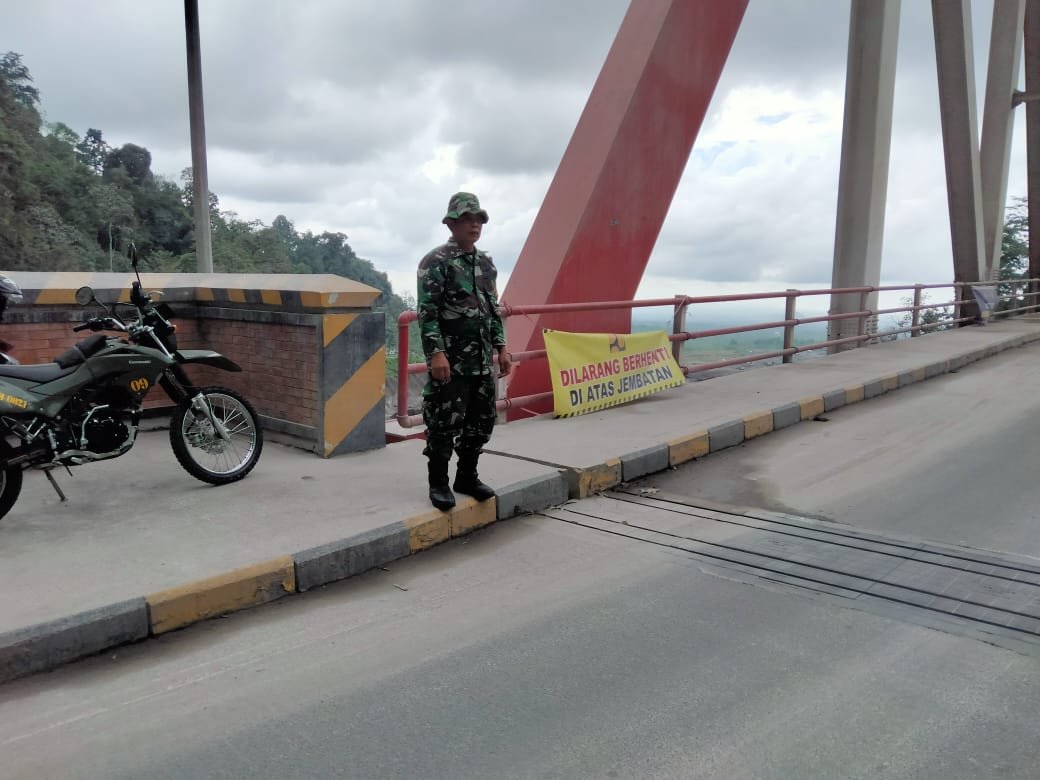 Personel Kodim 0821 Perketat Penyekatan dan Bantu Kelancaran Lalin di Jembatan Besuk Kobokan Pasca Erupsi Semeru