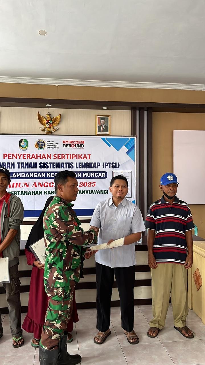 Babinsa Dampingi Proses Penyerahan 1.289 Sertifikat PTSL di Desa Blambangan Berjalan Lancar Hingga Selesai