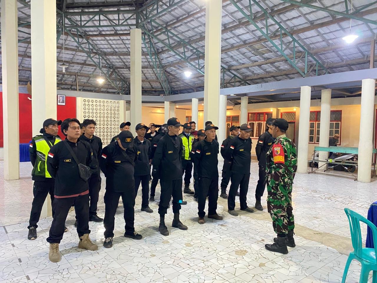 Babinsa Berikan Arahan Disiplin dan Kesiapsiagaan kepada Linmas di Wilayah Binaan