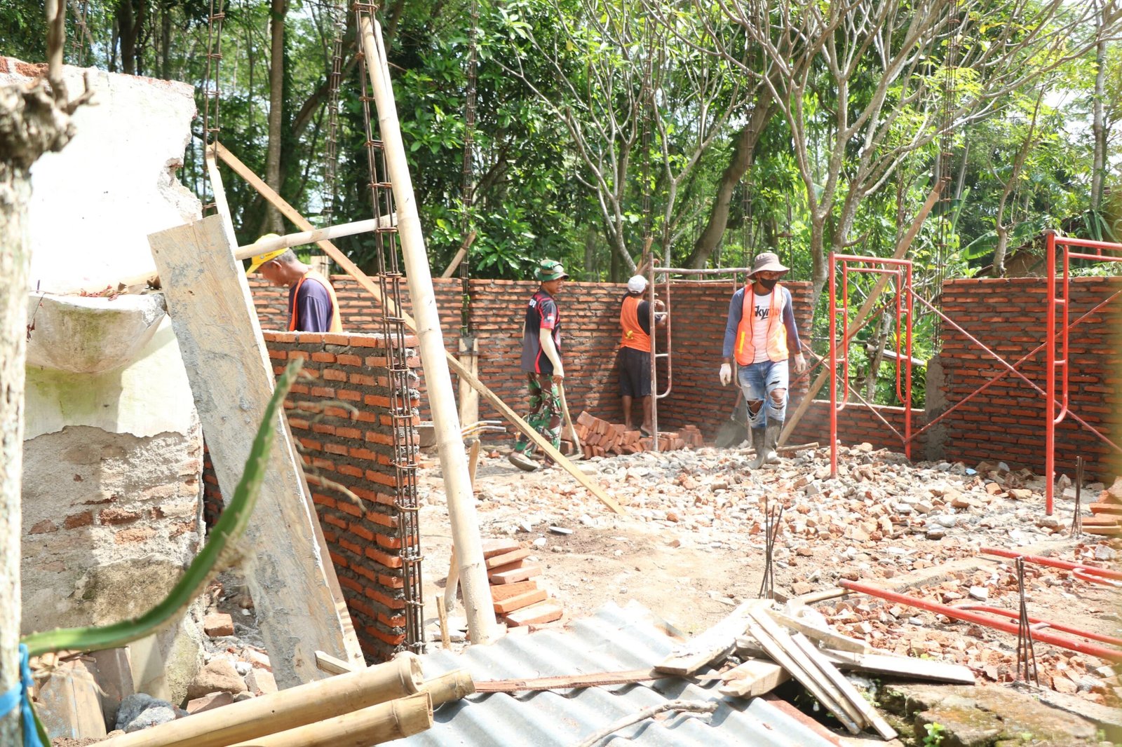 Rehab Mushola Baiturrohim Jadi Sasaran Fisik TMMD ke-128 Kodim 0820 Probolinggo memasuki tahap pemasangan baru bata merah.
