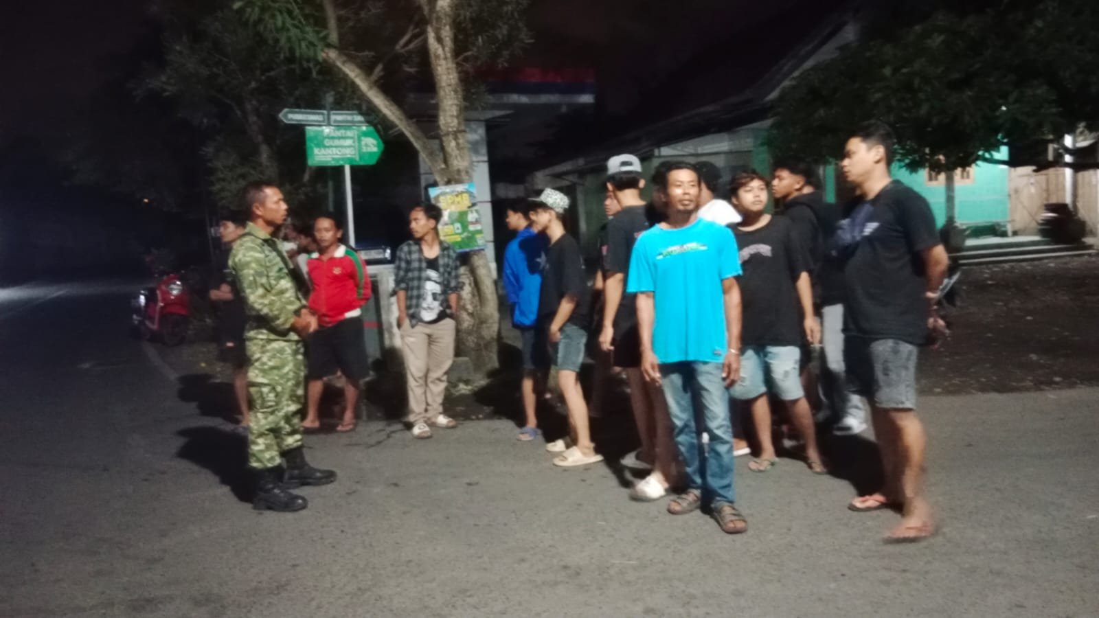Babinsa Koramil 0825/17 Muncar Sigap Redam Aksi Genk Motor yang Resahkan Warga Sumbersewu