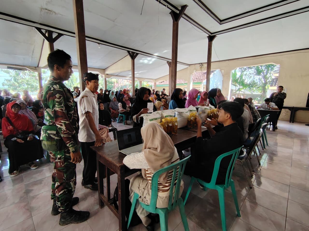 Babinsa Tapanrejo Kawal Penyaluran Bantuan Pangan untuk 805 Warga, Berjalan Tertib dan Lancar