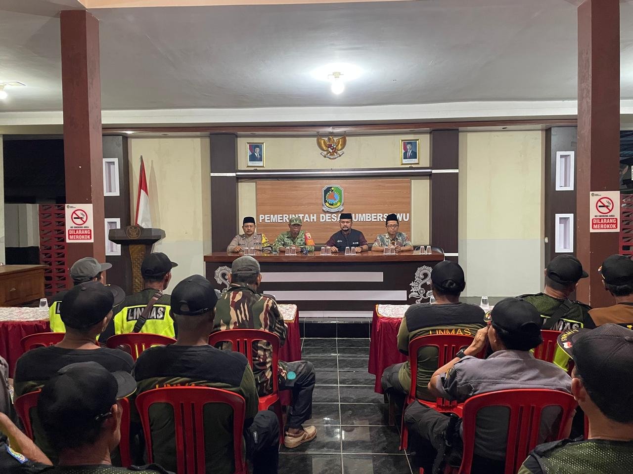 Babinsa Koramil 0825/17 Muncar Hadiri Musyawarah Pembentukan Panitia Bersih Desa dan HUT Kemerdekaan RI Ke-81 serta Berikan Pembinaan Linmas di Desa Sumbersewu